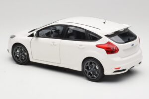 Ford Focus ST Mk2 White Minichamps 1:18 110082004 Diecast - image 7 of 8