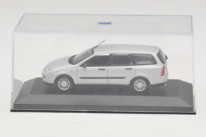 Ford Focus Mk1 Turnier Silver Minichamps 1:43 FOCUS004 Diecast - image 4 of 5