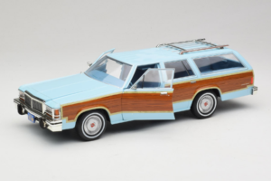 Ford LTD Country Squire Charlie's Angels Movie GreenLight 1:18 19066 Diecast - image 2 of 8