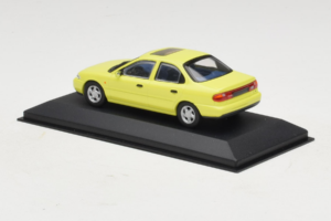 Ford Mondeo Mk1 Citrus Yellow Minichamps 1:43 MIN0821001 Diecast - image 3 of 4