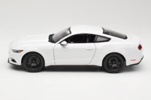 Ford Mustang GT S550 White Maisto 1:18 31197 Diecast - image 4 of 8