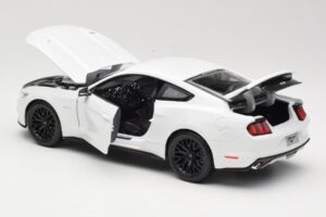 Ford Mustang GT S550 White Maisto 1:18 31197 Diecast - image 5 of 8