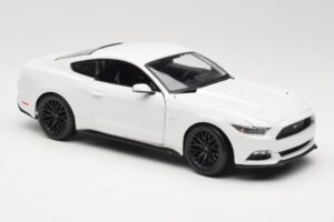 Ford Mustang GT S550 White Maisto 1:18 31197 Diecast - image 6 of 8