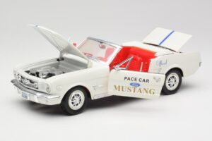 Ford Mustang Pace Car Wimbledon White Solido 1:18 81578 Diecast - image 2 of 8