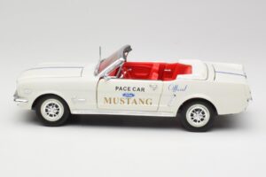 Ford Mustang Pace Car Wimbledon White Solido 1:18 81578 Diecast - image 4 of 8
