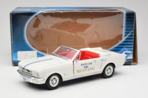 Ford Mustang Pace Car Wimbledon White Solido 1:18 81578 Diecast - image 8 of 8