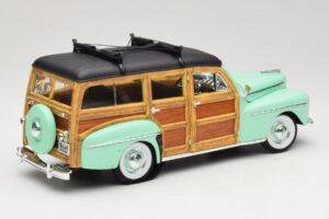 Ford Woody Panel Wagon Mint Green Road Signature 1:18 20028 Diecast - image 3 of 8