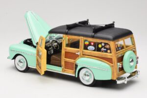 Ford Woody Panel Wagon Mint Green Road Signature 1:18 20028 Diecast - image 5 of 8