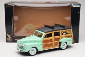Ford Woody Panel Wagon Mint Green Road Signature 1:18 20028 Diecast - image 8 of 8