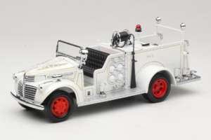 GMC Firetruck White Road Signature 1:18 20068 Diecast