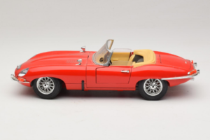 Jaguar E-Type Series 1 Cabriolet Red Bburago 1:18 3038 Diecast - image 4 of 8