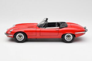 Jaguar E-Type Roadster Series III V12 Red AUTOart 1:18 73523 Diecast - image 4 of 8