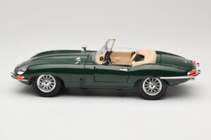 Jaguar E-Type Series 1 Roadster Green Bburago 1:18 3016-M1 Diecast - image 4 of 8