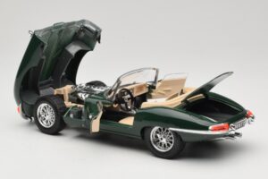 Jaguar E-Type Series 1 Roadster Green Bburago 1:18 3016-M1 Diecast - image 5 of 8