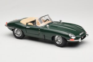 Jaguar E-Type Series 1 Roadster Green Bburago 1:18 3016-M1 Diecast - image 6 of 8