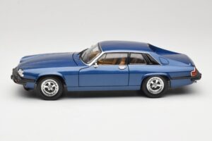 Jaguar XJ-S Blue Road Signature 1:18 92658 Diecast - image 4 of 8