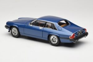 Jaguar XJ-S Blue Road Signature 1:18 92658 Diecast - image 7 of 8