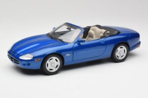 Jaguar XK8 X100 Cabriolet Azure Blue Maisto 1:18 50286 Diecast