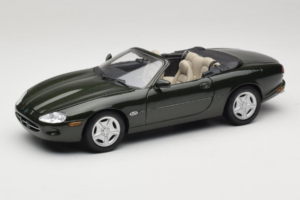 Jaguar XK8 Green Metallic Light Grey Interior Maisto 1:18 31836 Diecast