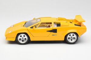 Lamborghini Countach Yellow Bburago 1:18 3037 Diecast - image 4 of 8