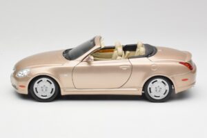 Lexus SC430 Beige Maisto 1:18 31629 Diecast - image 4 of 8