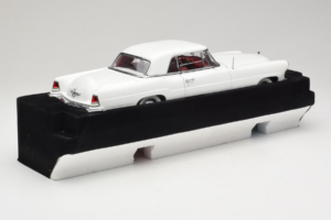 Lincoln Continental Mark II White Road Signature 1:18 20078-P1 Diecast - image 2 of 6