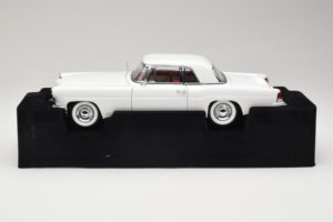 Lincoln Continental Mark II White Road Signature 1:18 20078-P1 Diecast - image 3 of 6