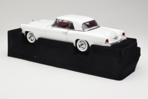 Lincoln Continental Mark II White Road Signature 1:18 20078-P1 Diecast - image 5 of 6