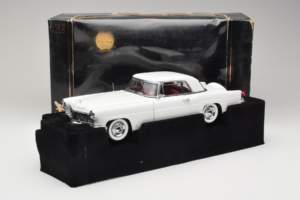 Lincoln Continental Mark II White Road Signature 1:18 20078-P1 Diecast - image 6 of 6