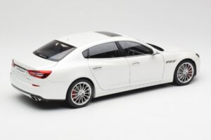 Maserati Quattroporte VI GTS Alpine White AUTOart 1:18 75808 Diecast - image 3 of 8