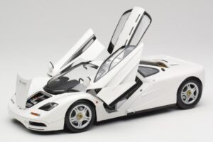 McLaren F1 White Minichamps 1:18 530133424 Diecast - image 2 of 8