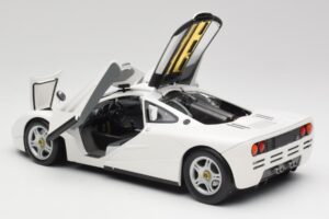 McLaren F1 White Minichamps 1:18 530133424 Diecast - image 5 of 8