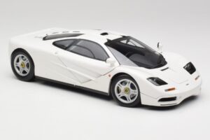 McLaren F1 White Minichamps 1:18 530133424 Diecast - image 6 of 8