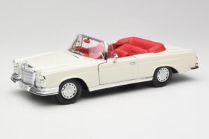 Mercedes 280SE W108 Ivory White Maisto 1:18 50223 Diecast