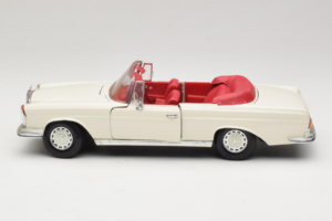 Mercedes 280 SE W108 White Maisto 1:18 52111 Diecast - image 4 of 8