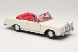 Mercedes 280 SE W108 White Maisto 1:18 52111 Diecast - image 6 of 8