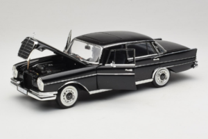 Mercedes 300 SE Black with Figures Revell 1:18 9050 Diecast - image 3 of 9