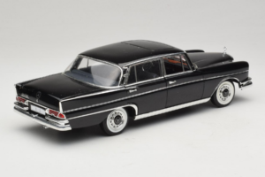 Mercedes 300 SE Black with Figures Revell 1:18 9050 Diecast - image 4 of 9