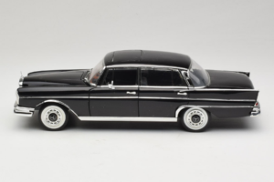 Mercedes 300 SE Black with Figures Revell 1:18 9050 Diecast - image 5 of 9