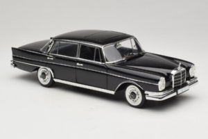 Mercedes 300 SE Black with Figures Revell 1:18 9050 Diecast - image 7 of 9