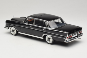 Mercedes 300 SE Black with Figures Revell 1:18 9050 Diecast - image 8 of 9