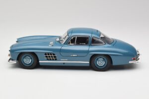 Mercedes 300 SL W198 Light Blue Minichamps 1:18 180039007 Diecast - image 4 of 8