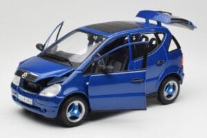 Mercedes A-Class W168 Dark Blue Maisto 1:18 B66005219 Diecast - image 2 of 8