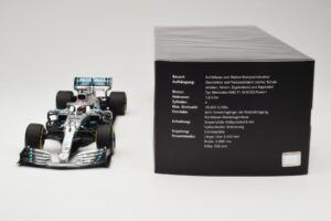 Mercedes AMG Petronas W10 #44 L. Hamilton F1 World Champion Dealer Edition 2019 Minichamps 1:18 B66960567 Diecast - image 6 of 7