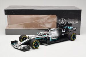 Mercedes AMG Petronas W10 #44 L. Hamilton F1 World Champion Dealer Edition 2019 Minichamps 1:18 B66960567 Diecast - image 7 of 7