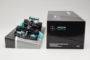 Mercedes AMG Petronas W12 E Performance #44 L. Hamilton Bahrain GP 2021 Minichamps 1:18 113210144 Diecast - image 6 of 6