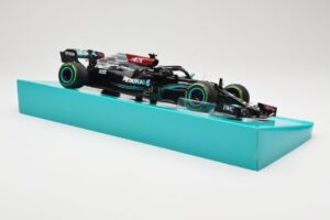 Mercedes AMG Petronas W12 E Performance #44 L. Hamilton Russian GP 2021 Minichamps 1:18 113211544 Diecast - image 4 of 6