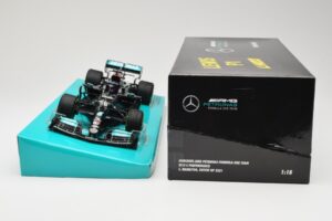 Mercedes AMG Petronas W12 E Performance #44 L. Hamilton Russian GP 2021 Minichamps 1:18 113211544 Diecast - image 6 of 6