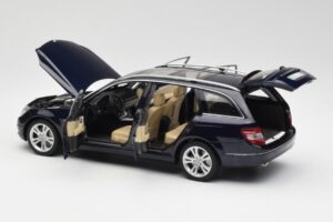 Mercedes C-Class S204 T-Modell Tanzanite Blue AUTOart 1:18 B66962352 Diecast - image 5 of 8