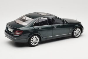 Mercedes C-Class W204 Avantgarde Dark Green AUTOart 1:18 B66962366 Diecast - image 2 of 8